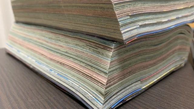 漫画雑誌を重ねた実写の参考写真